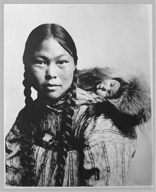 Maman traditionnelle Inuit